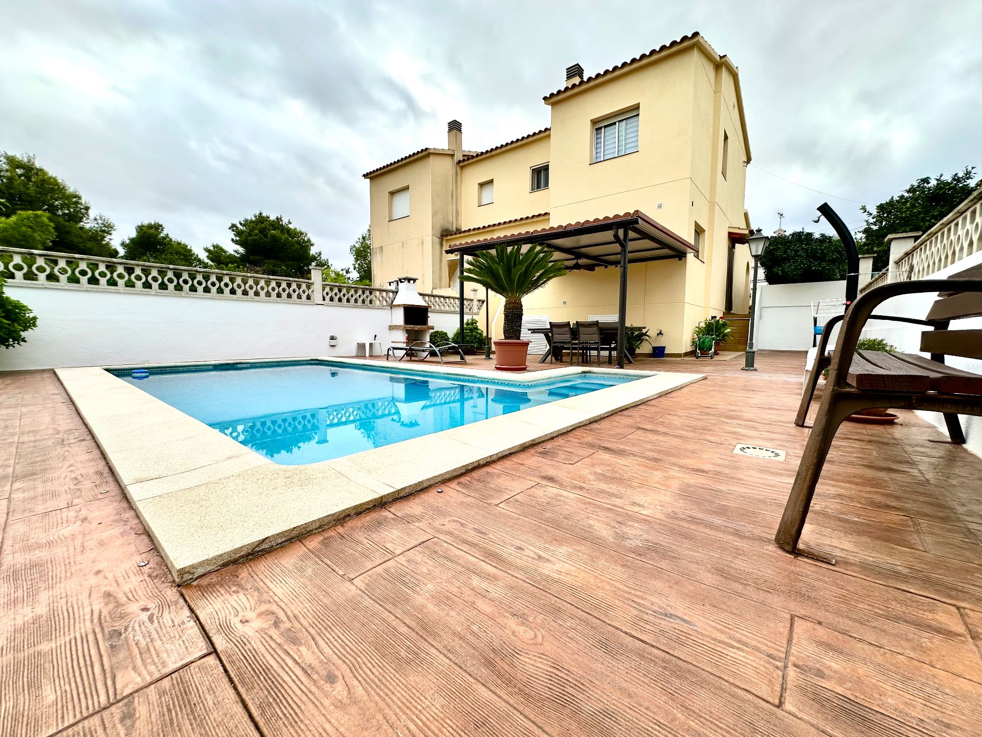 Piscina de Casa adosada en venda en La Pobla de Montornès   amb Aire condicionat, Calefacció i Jardí privat