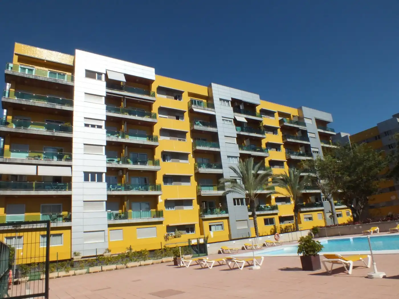 Außenansicht von Wohnung zum Verkauf in Las Palmas de Gran Canaria mit Privatgarten, Terrasse und Möbliert