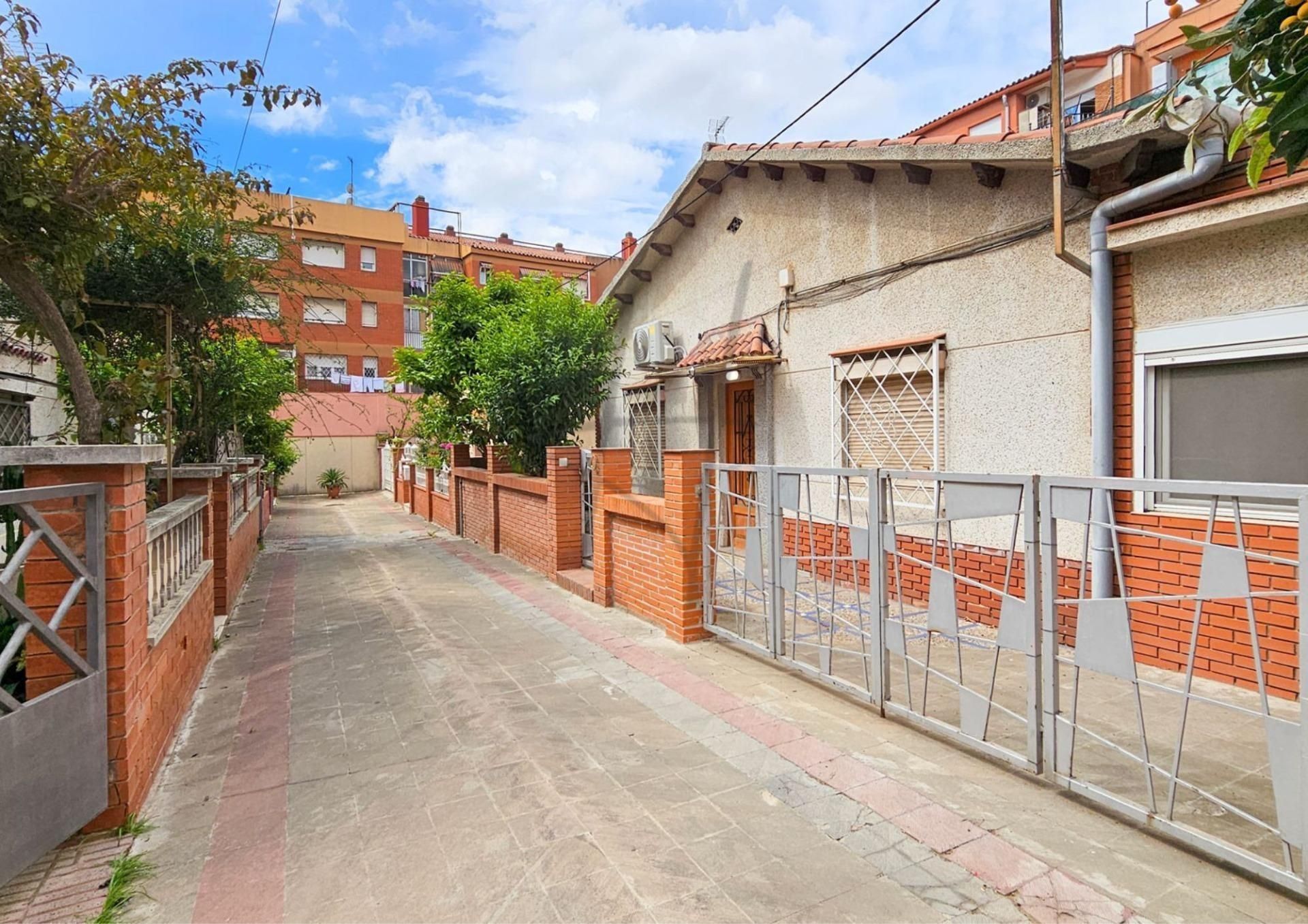 Vista exterior de Casa o xalet en venda en Cornellà de Llobregat amb Calefacció i Terrassa