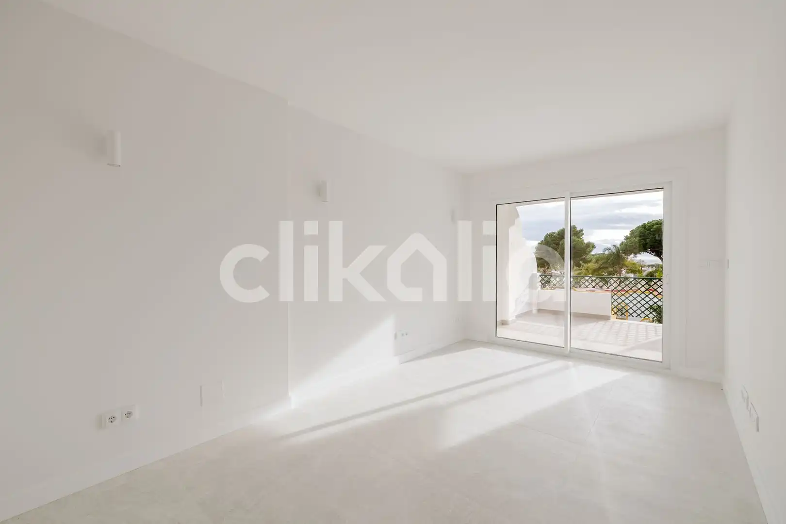 Schlafzimmer von Wohnung zum Verkauf in Marbella mit Klimaanlage, Privatgarten und Terrasse