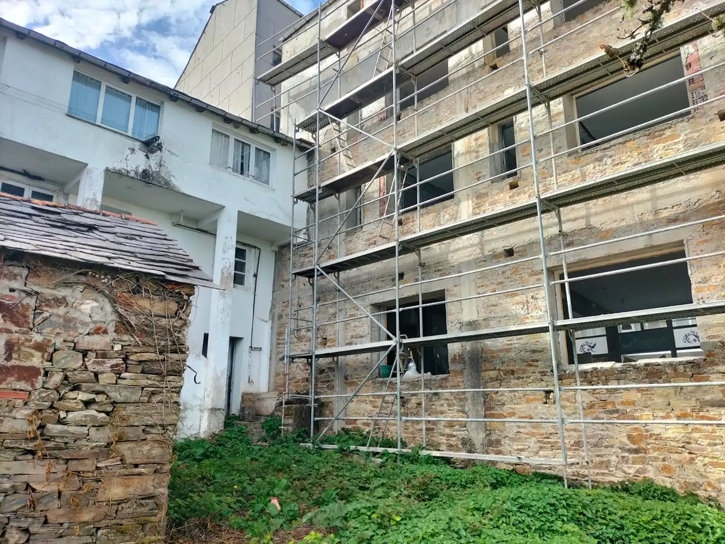 Vista exterior de Casa adosada en venda en A Fonsagrada  amb Jardí privat, Moblat i Balcó