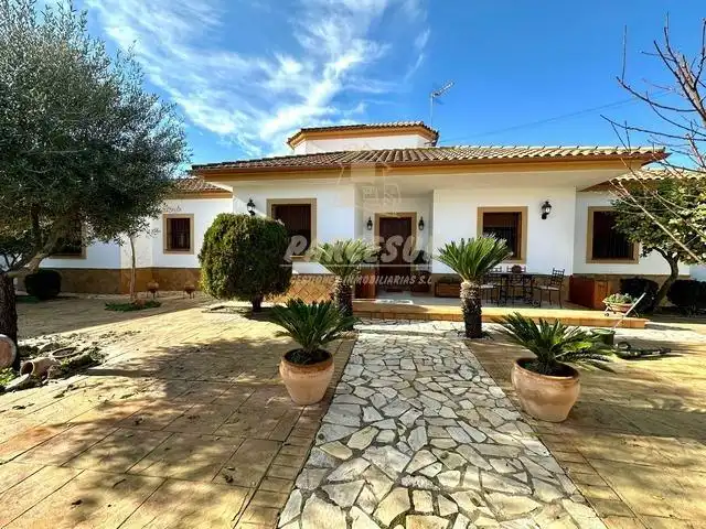 Casa con piscina in vendita a Periurbano Oeste - Sierra