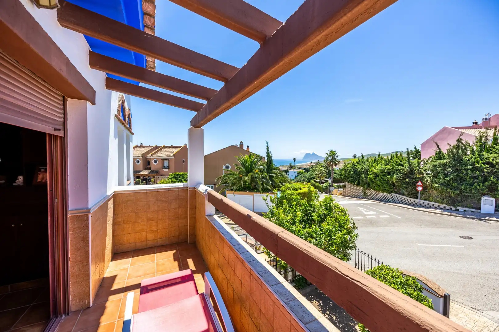 Vista exterior de Casa adosada en venda en La Alcaidesa amb Aire condicionat, Jardí privat i Terrassa
