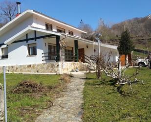 Vista exterior de Casa o xalet en venda en Espinosa de los Monteros amb Terrassa i Piscina