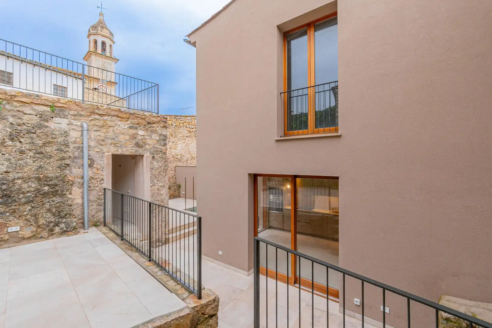 Außenansicht von Einfamilien-Reihenhaus zum Verkauf in Mancor de la Vall mit Klimaanlage, Heizung und Terrasse