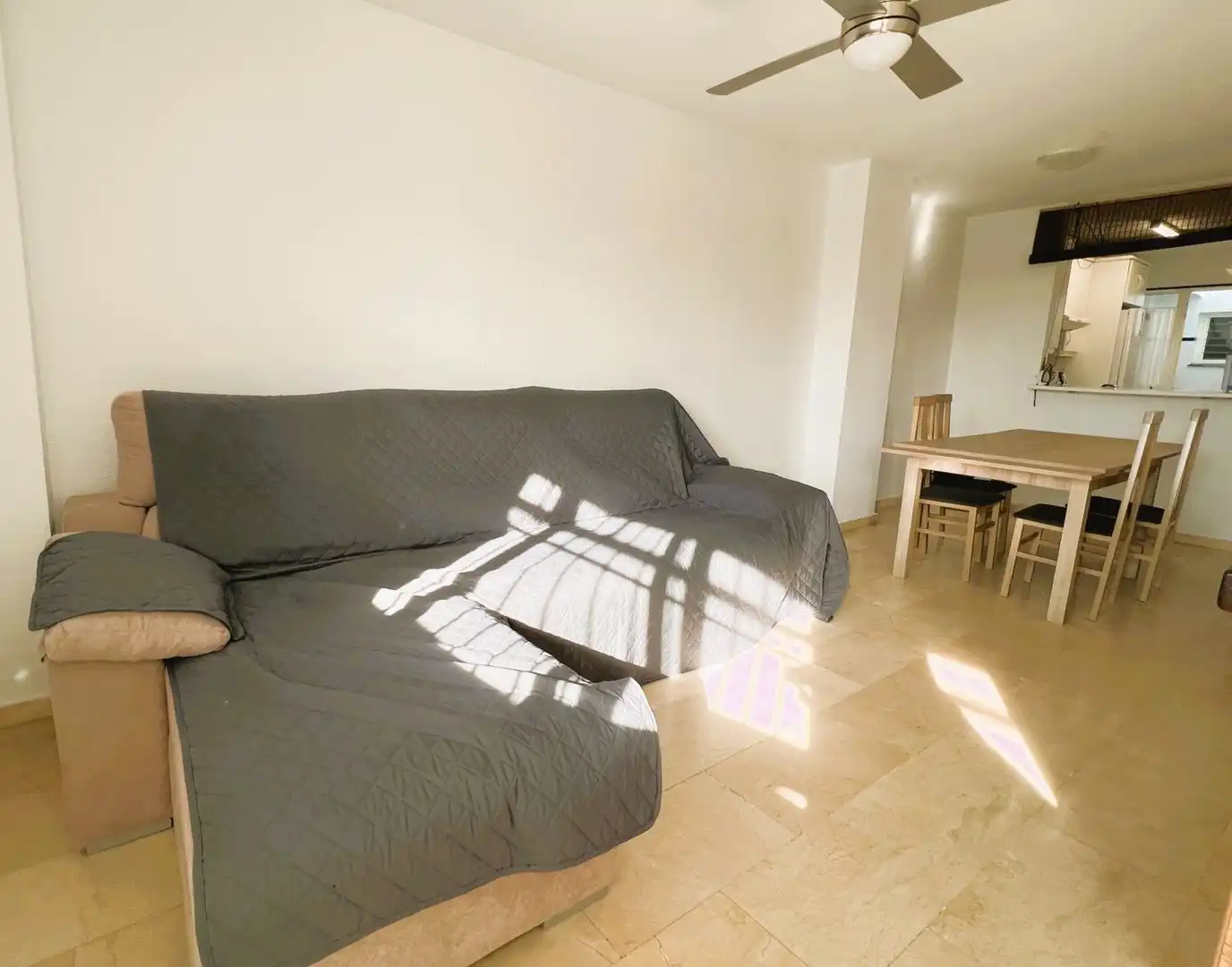 Sala d'estar de Casa adosada en venda en Isla Cristina amb Aire condicionat, Terrassa i Traster
