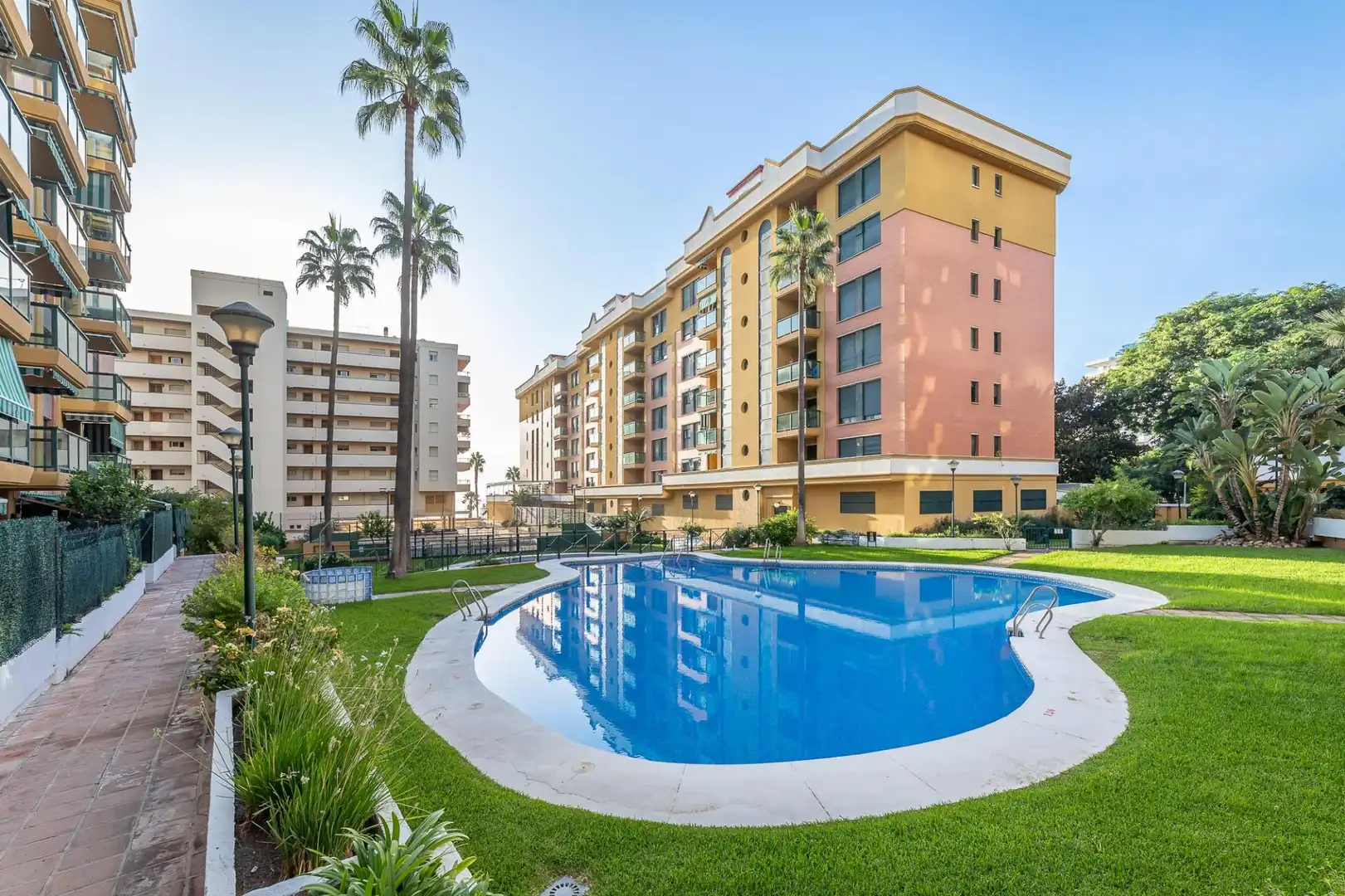 Piscina de Apartament en venda en Torremolinos amb Aire condicionat, Calefacció i Jardí privat