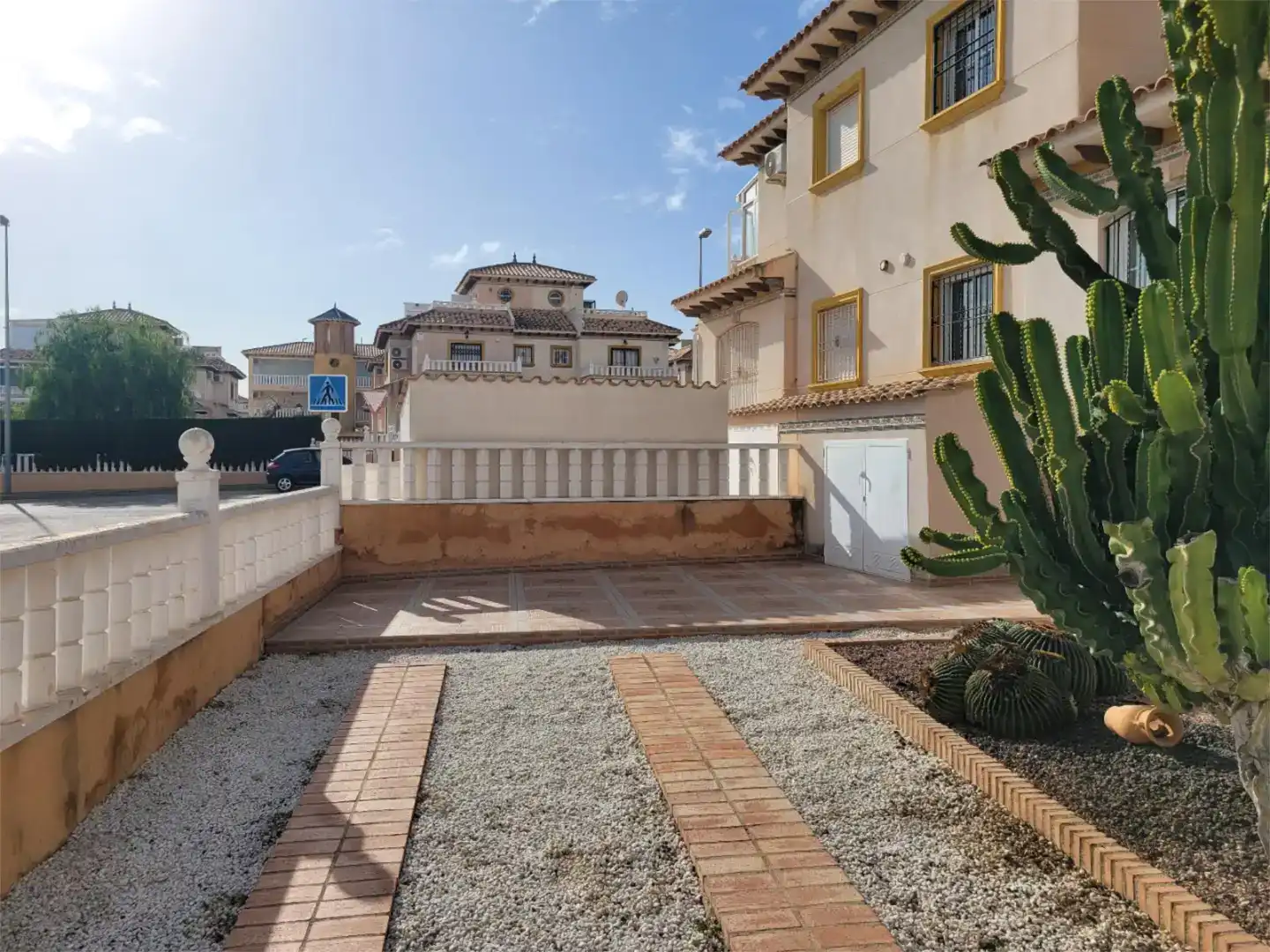 Vista exterior de Casa adosada en venda en Orihuela amb Jardí privat, Traster i Moblat