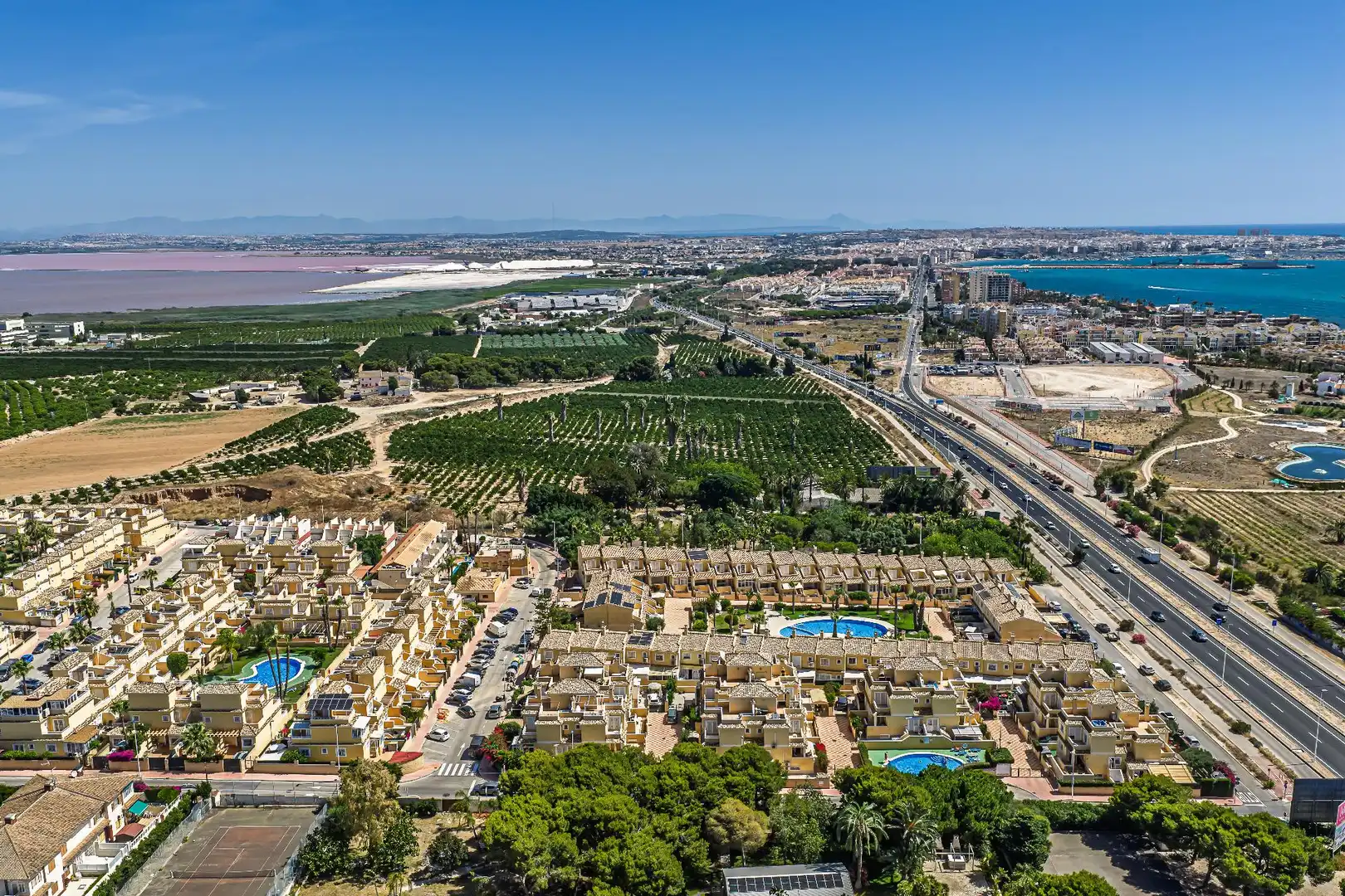Vista exterior de Casa adosada en venda en Torrevieja amb Piscina comunitària