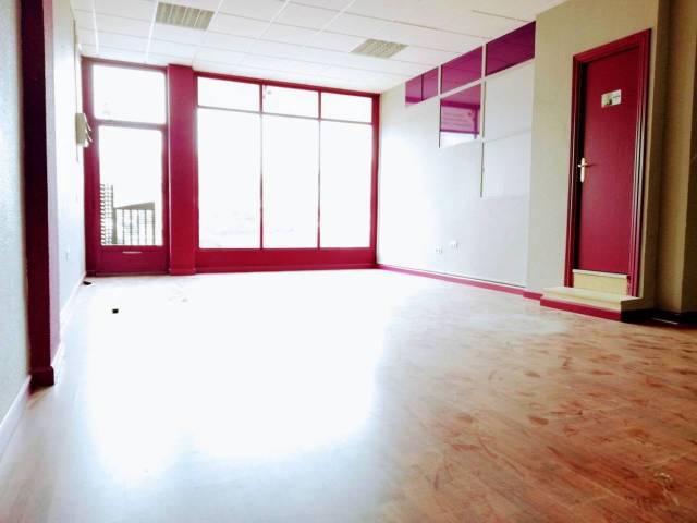 Local comercial en Alquiler en de la Constitución Española en Barriada Militar 2 de Mayo - Capiscol