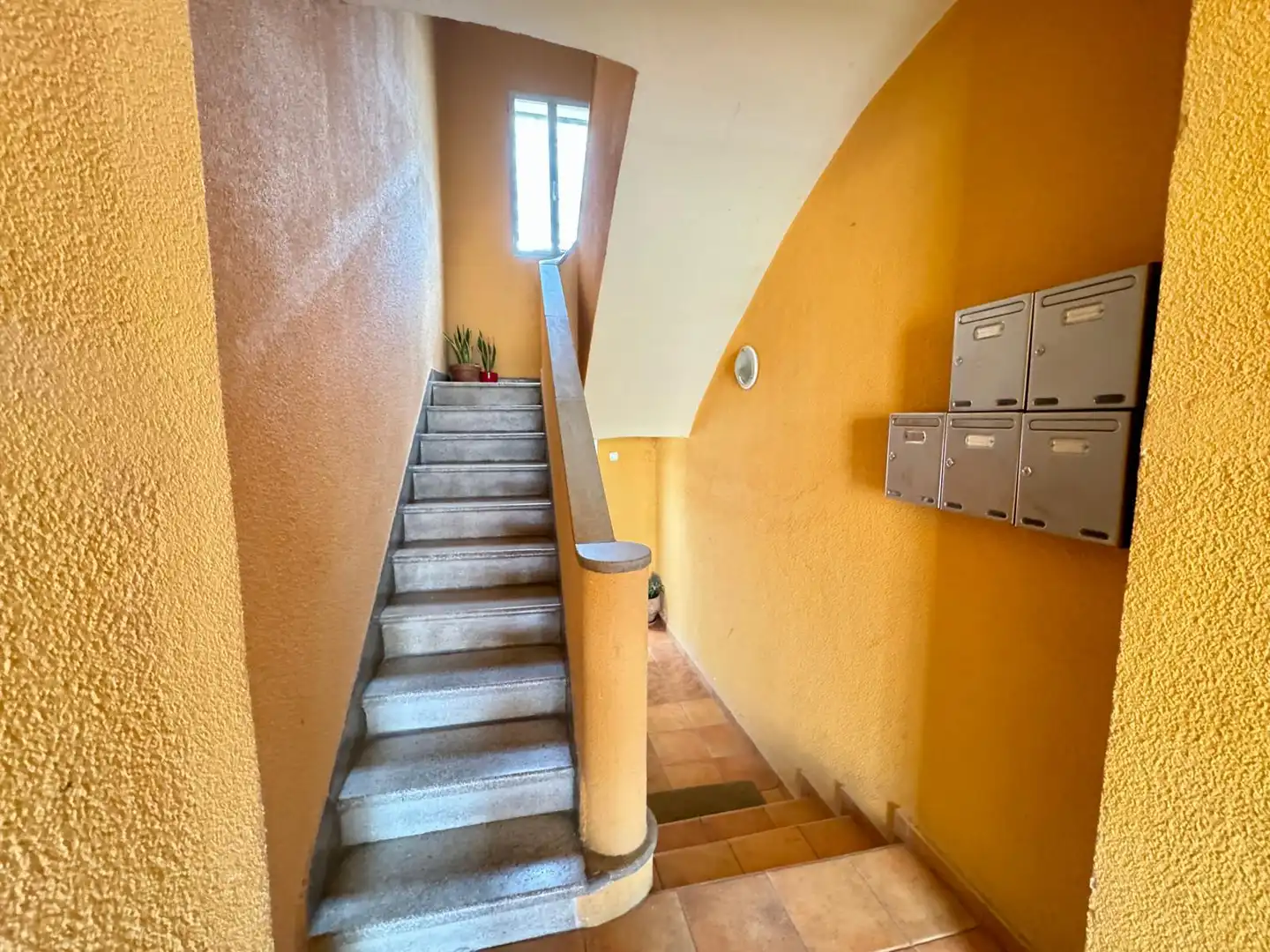 Maisonette zum Verkauf in Madrid mit Klimaanlage und Privatgarten