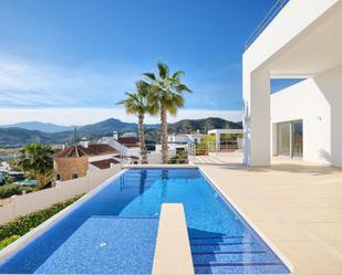 Vista exterior de Casa o xalet en venda en Benahavís amb Aire condicionat, Terrassa i Piscina