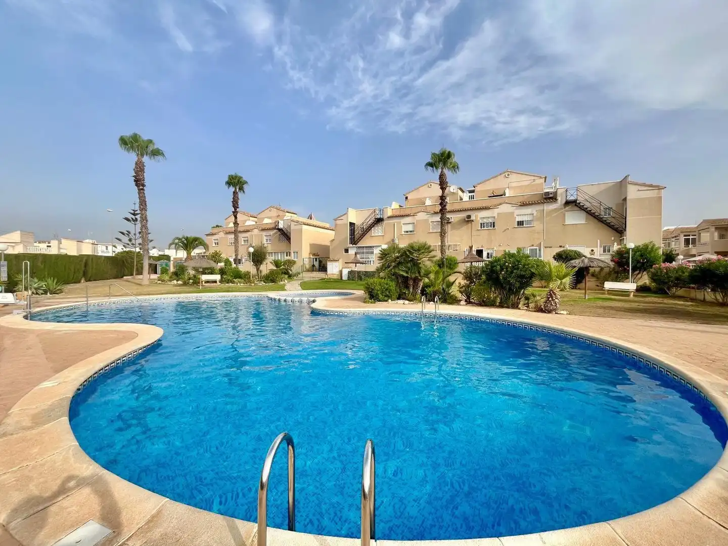 Vista exterior de Casa o xalet en venda en Orihuela amb Calefacció, Jardí privat i Piscina