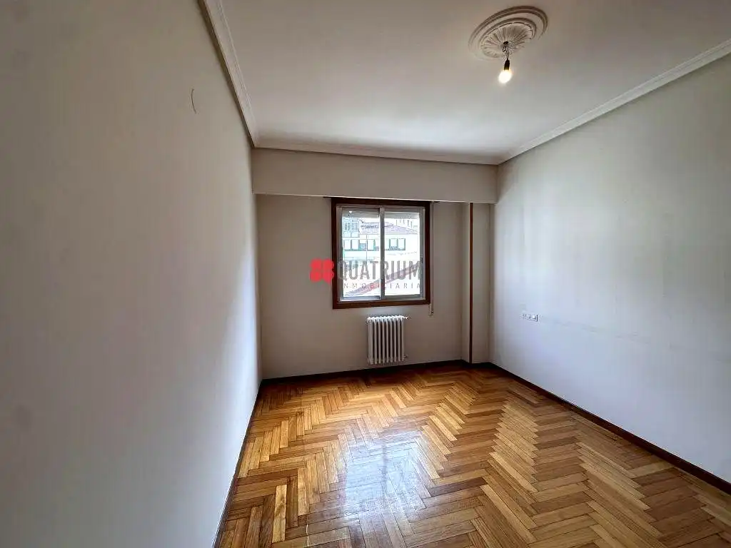 Habitación de Piso en venta en Ourense Capital  con Calefacción, Terraza y Trastero