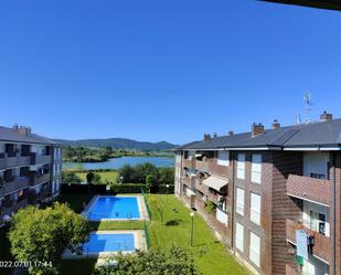 Piscina de Pis en venda en Bárcena de Cicero amb Calefacció, Jardí privat i Terrassa