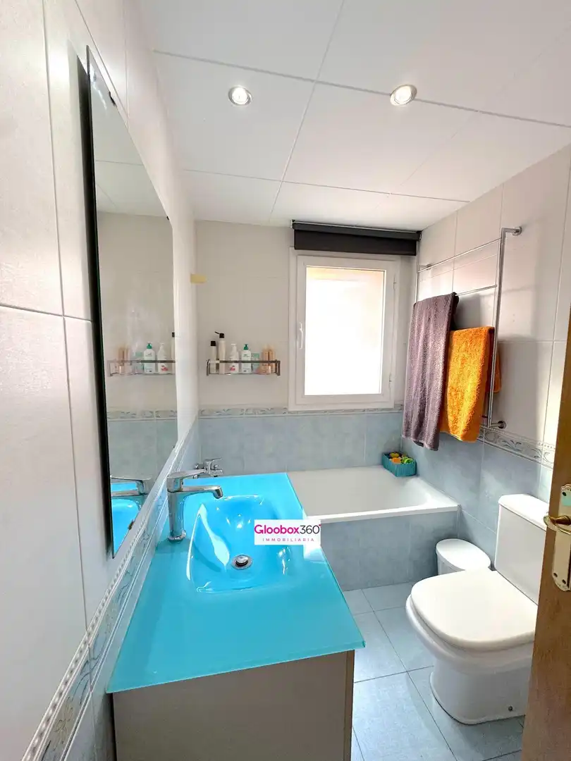 Badezimmer von Einfamilien-Reihenhaus zum Verkauf in Reus mit Klimaanlage, Heizung und Privatgarten