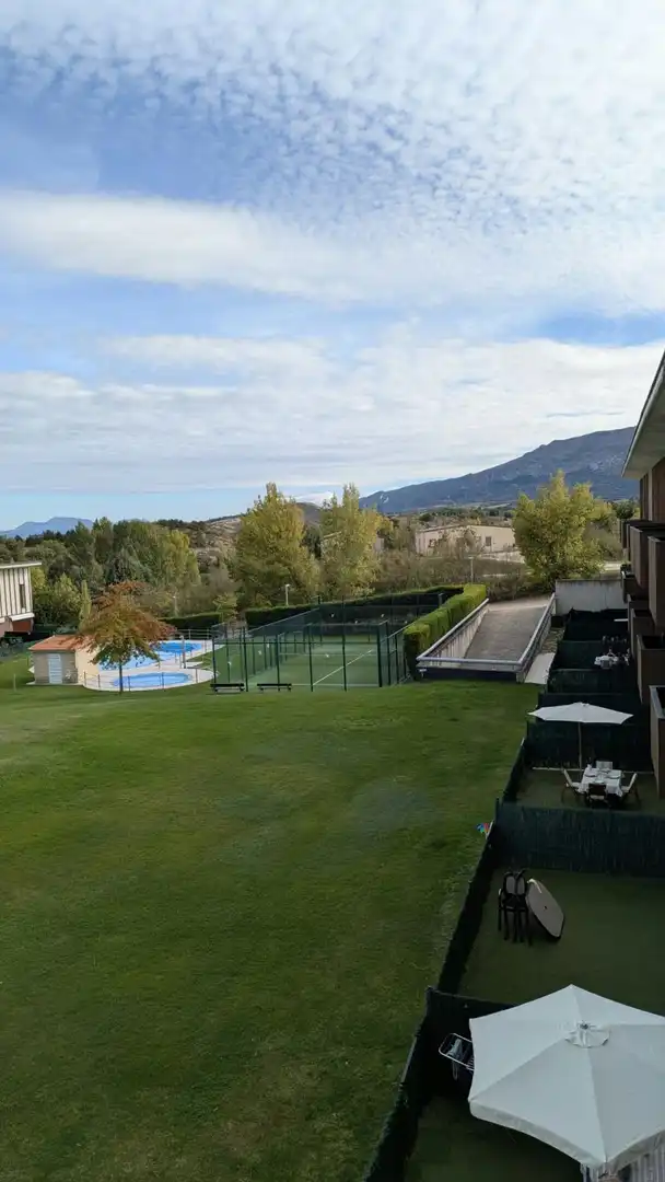 Piscina de Piso en venta en Villarcayo de Merindad de Castilla la Vieja con Calefacción, Parquet y Terraza