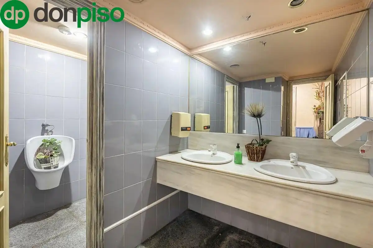 Baño de Local en venta en Pinos Genil con Terraza