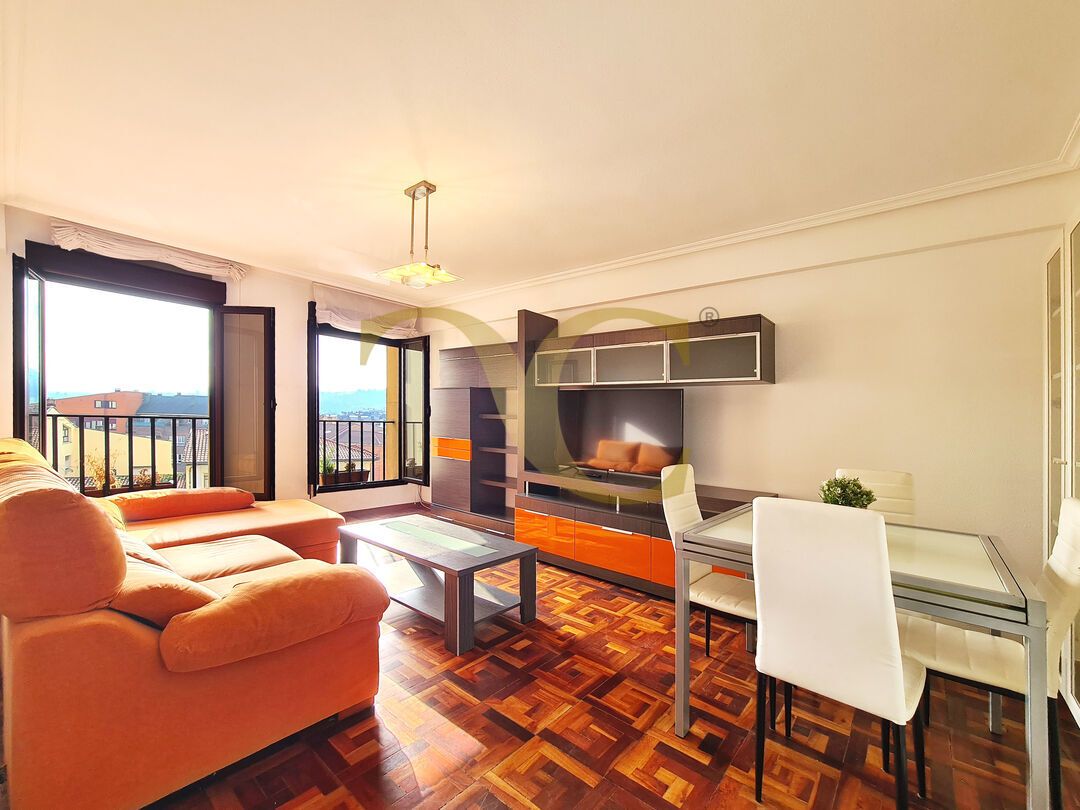 Sala de estar de Piso en venta en Oviedo  con Calefacción, Trastero y Amueblado