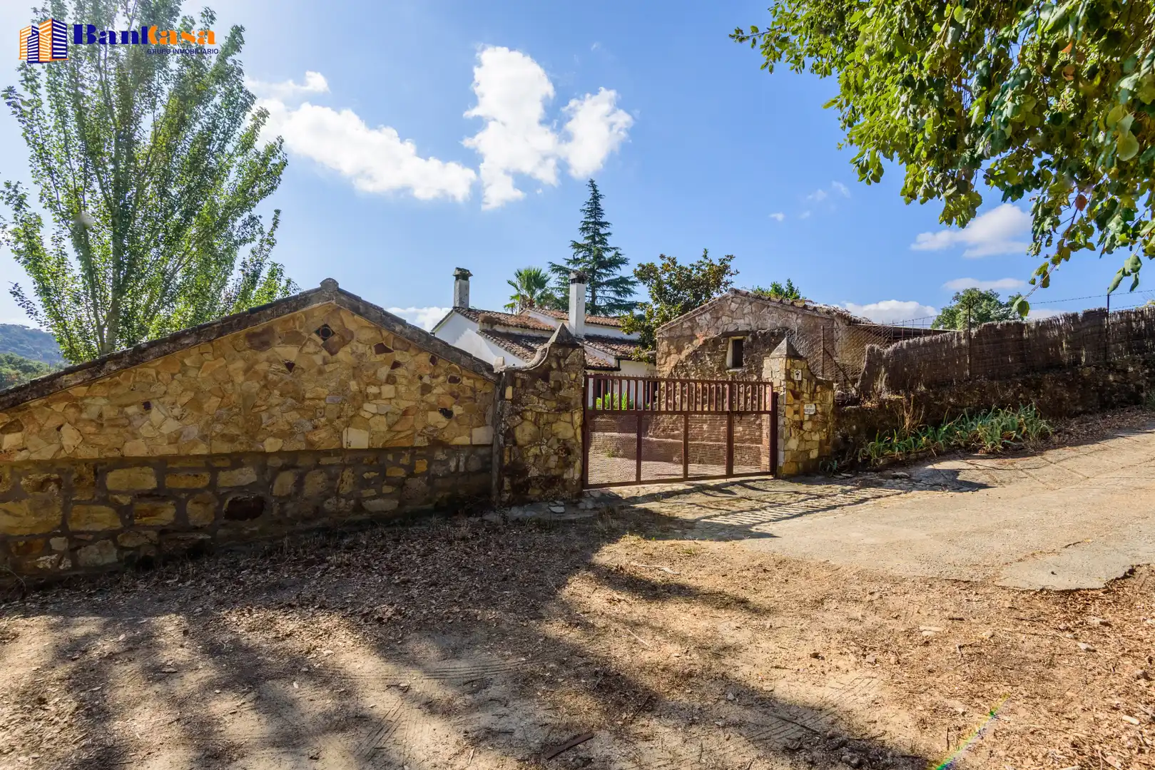 Vista exterior de Casa o xalet en venda en Cortes de la Frontera amb Calefacció, Jardí privat i Moblat