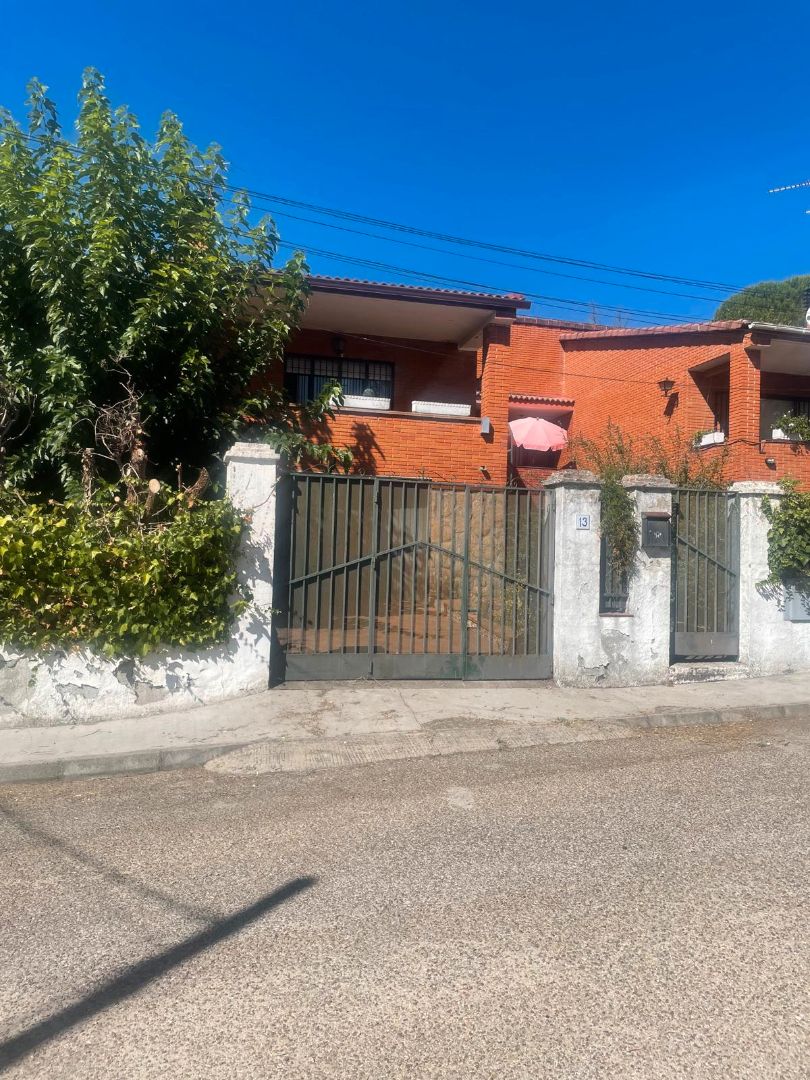 Exterior view of House or chalet for sale in Santa María del Tiétar  with Heating, Private garden and Terrace