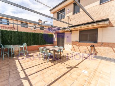 Casa pareada con piscina en venta en Calle de las Jaras