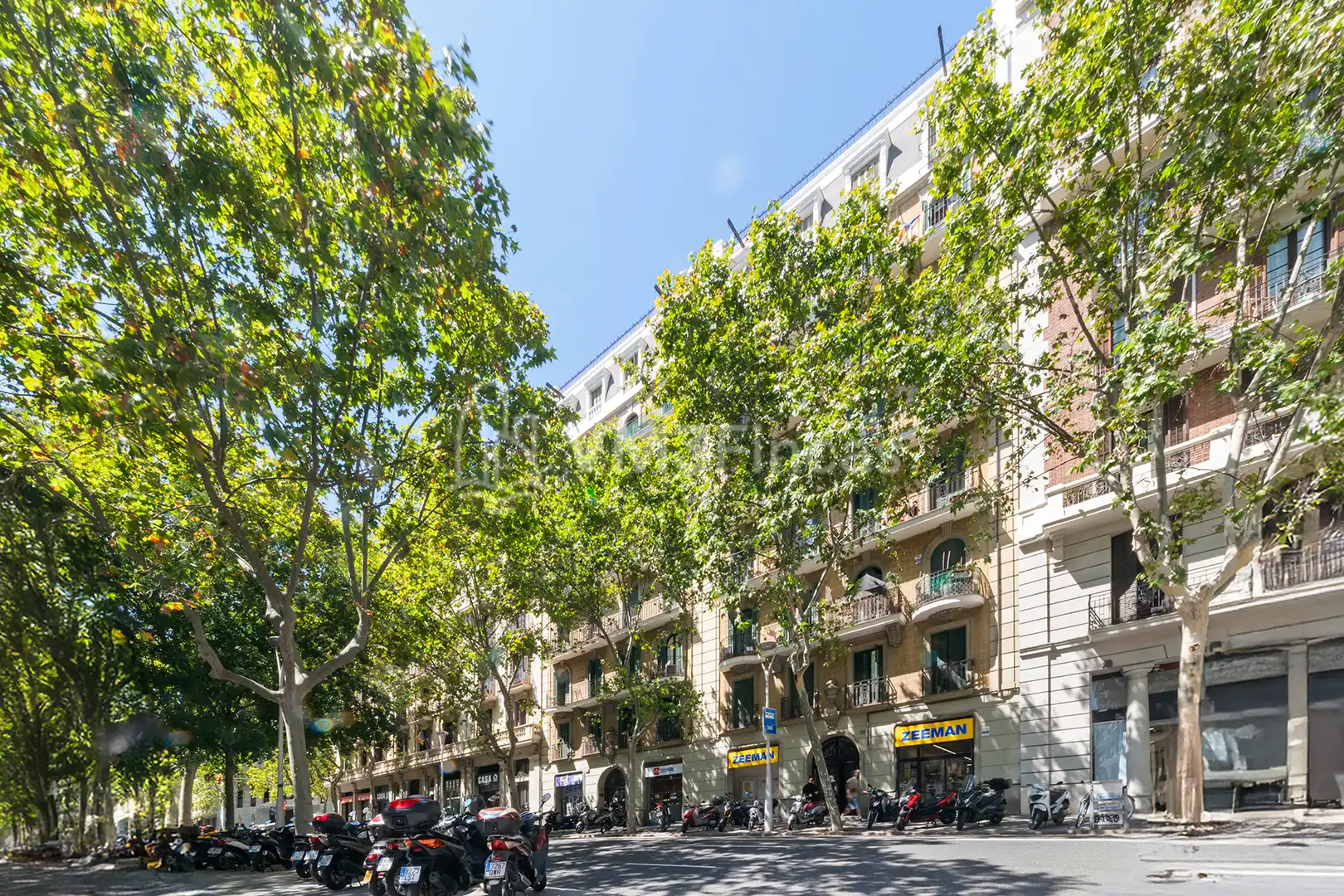 Außenansicht von Büro zur Miete in Barcelona mit Klimaanlage und Heizung