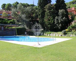 Piscina de Casa adosada de lloguer en Cabrils amb Aire condicionat, Calefacció i Jardí privat