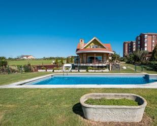 Piscina de Casa o xalet en venda en Santander amb Calefacció, Jardí privat i Parquet