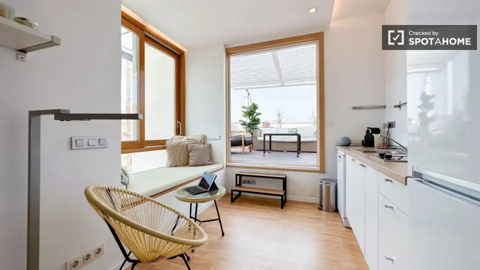 Flat with terrace to rent in Gràcia