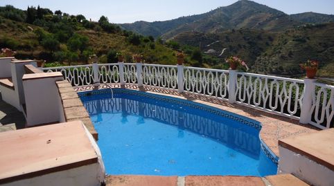 CHALET CON PISCINA Y PARCELA EN TORROX