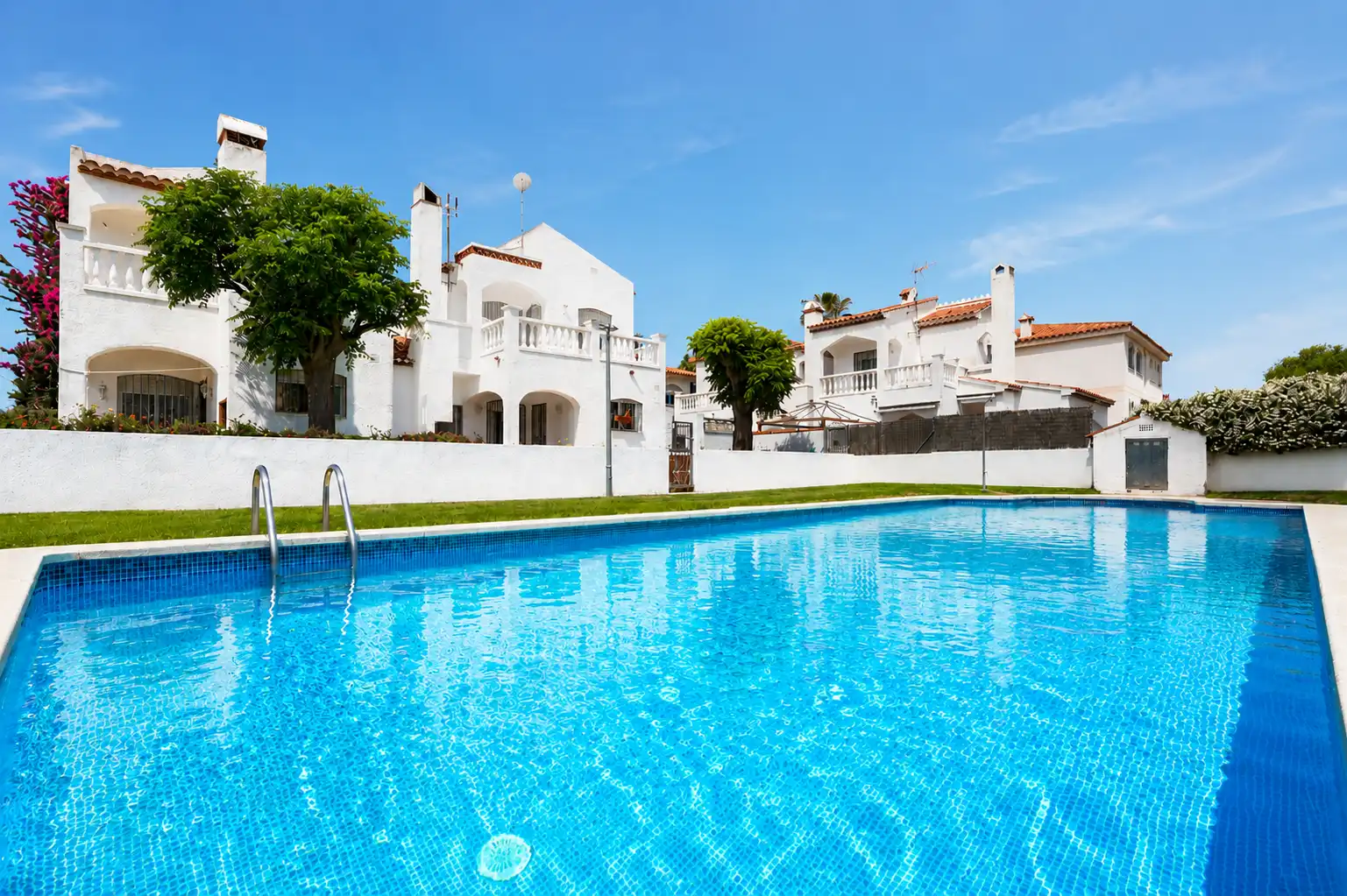 Casa amb piscina en venda a Carrer d'Alfons I