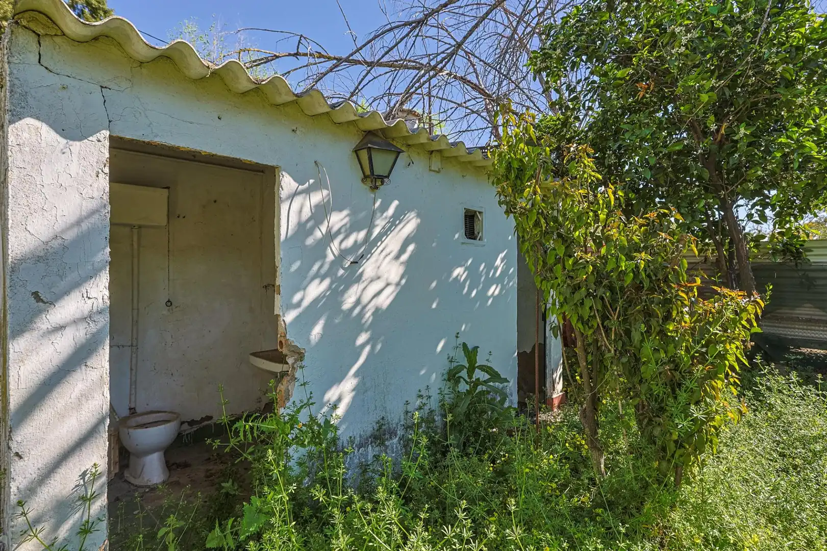 Vista exterior de Casa o xalet en venda en Sanlúcar la Mayor amb Aire condicionat i Piscina