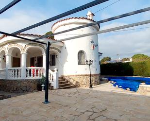 Vista exterior de Casa o xalet en venda en Mont-roig del Camp amb Jardí privat, Traster i Piscina
