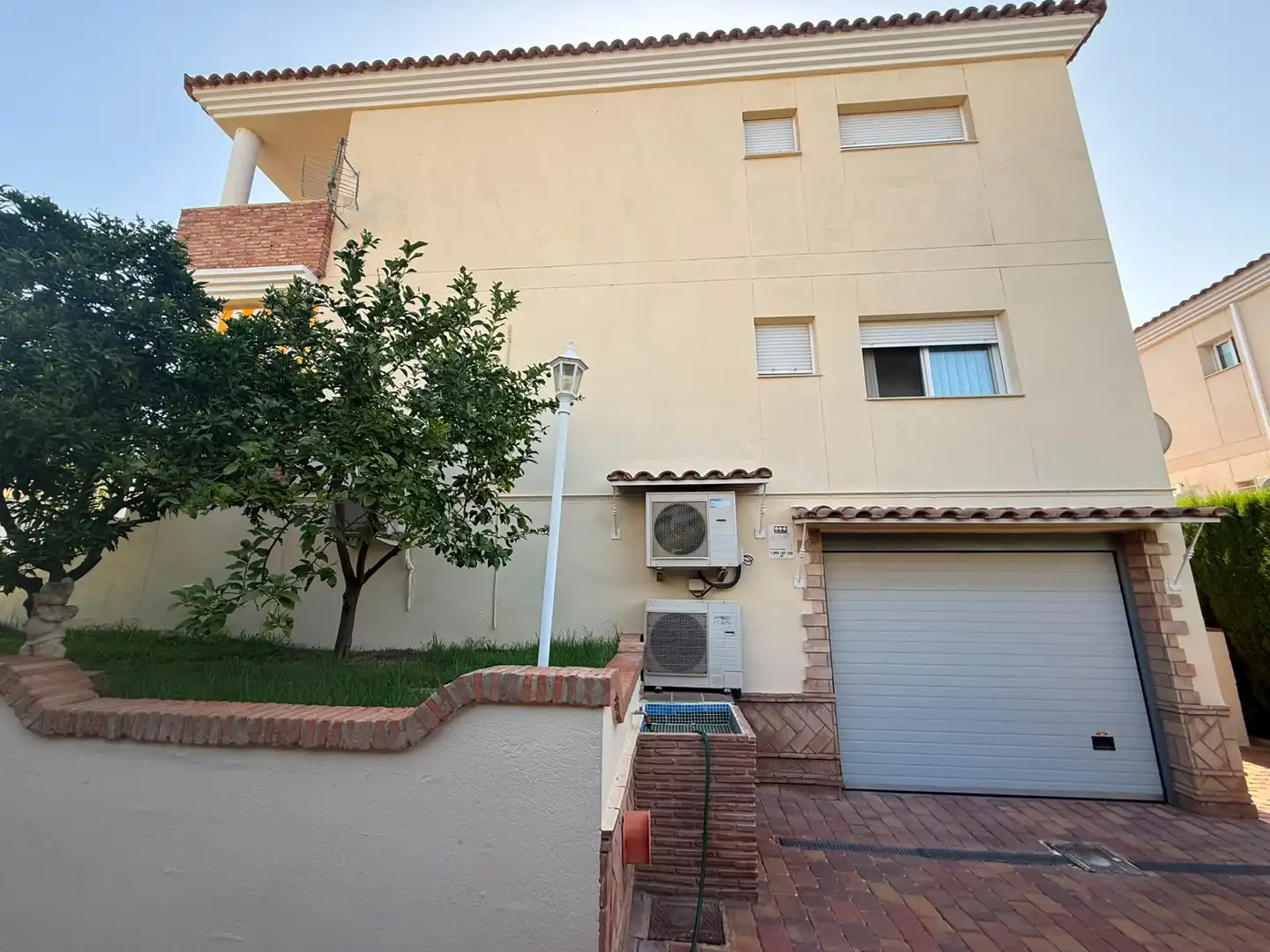 Vista exterior de Casa o xalet en venda en La Pobla de Vallbona amb Aire condicionat, Calefacció i Jardí privat