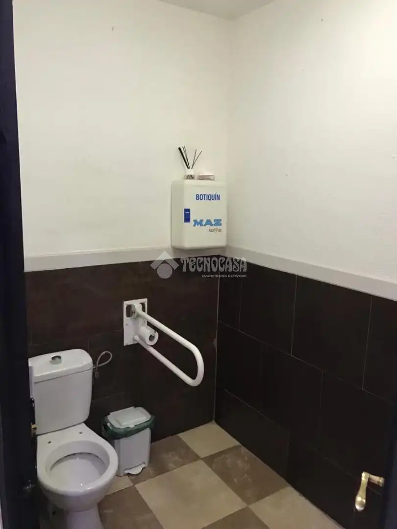Baño de Local en venta en Sevilla con Aire acondicionado y Internet