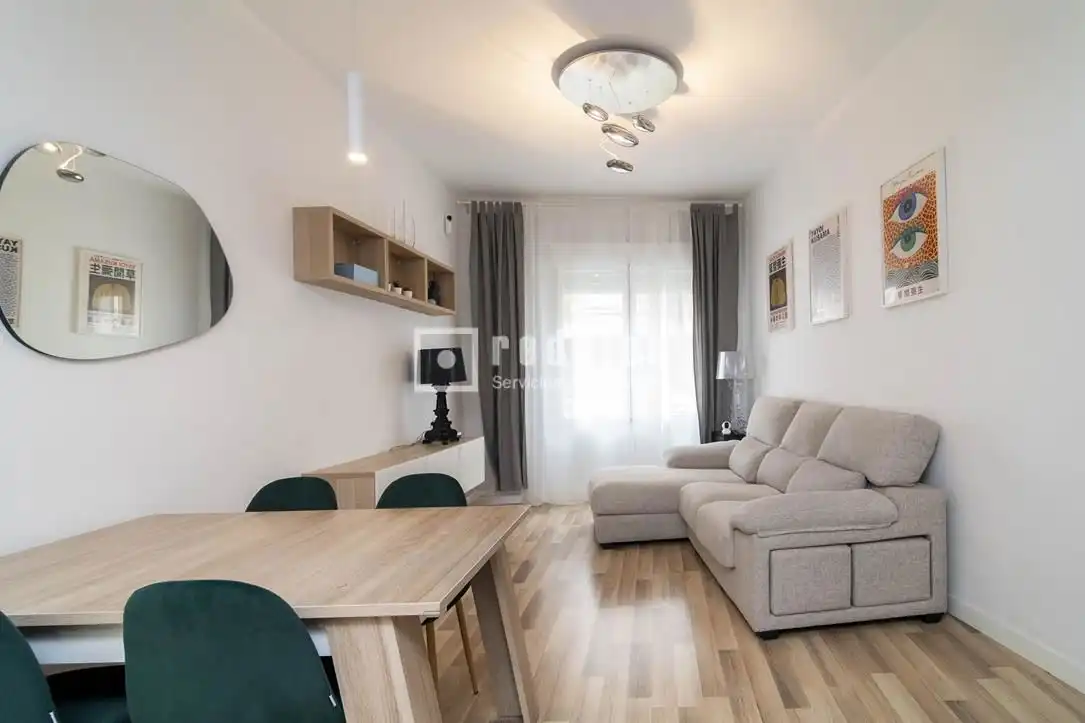 Living room of Flat for rent in Madrid  with Air Conditioner, Heating and Parquet flooring