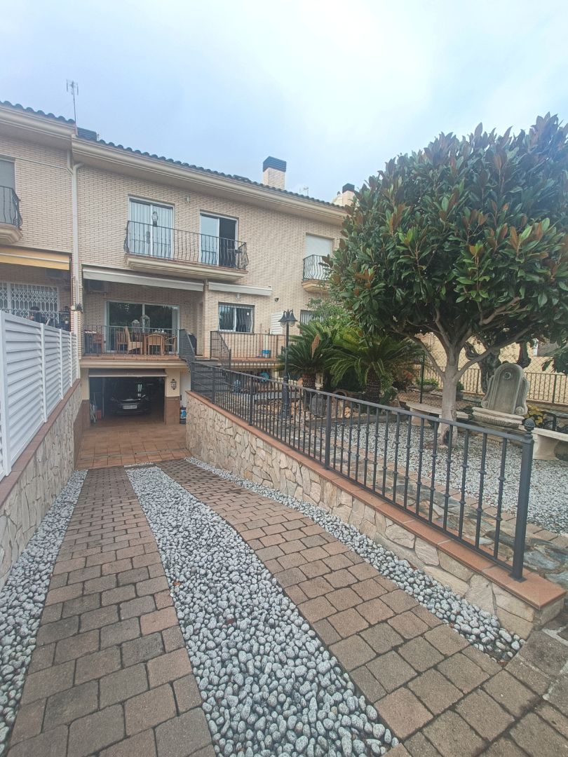 Vista exterior de Casa o xalet en venda en Pineda de Mar amb Aire condicionat, Calefacció i Jardí privat