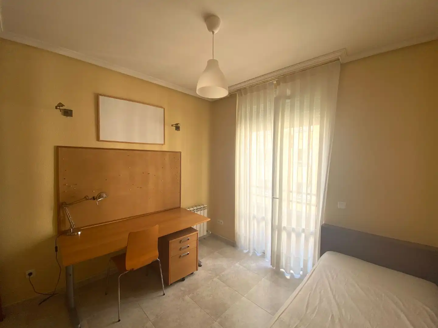 Schlafzimmer von Wohnung zur Miete in  Madrid Capital mit Balkon