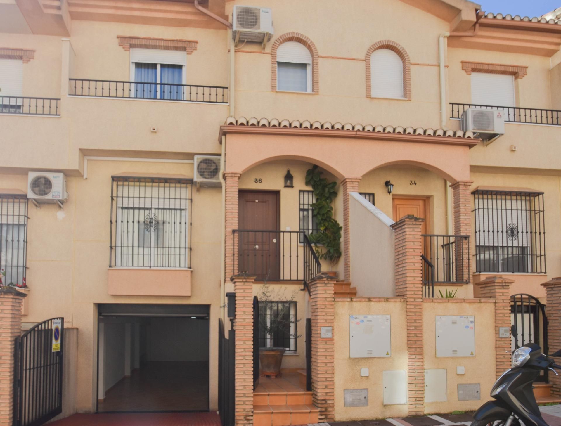 Exterior view of Single-family semi-detached for sale in Atarfe