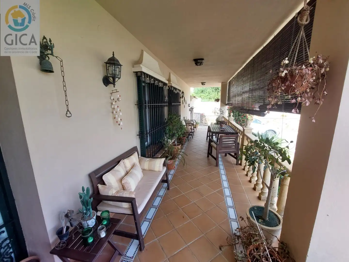 Terrassa de Casa o xalet en venda en Algeciras amb Aire condicionat, Jardí privat i Piscina