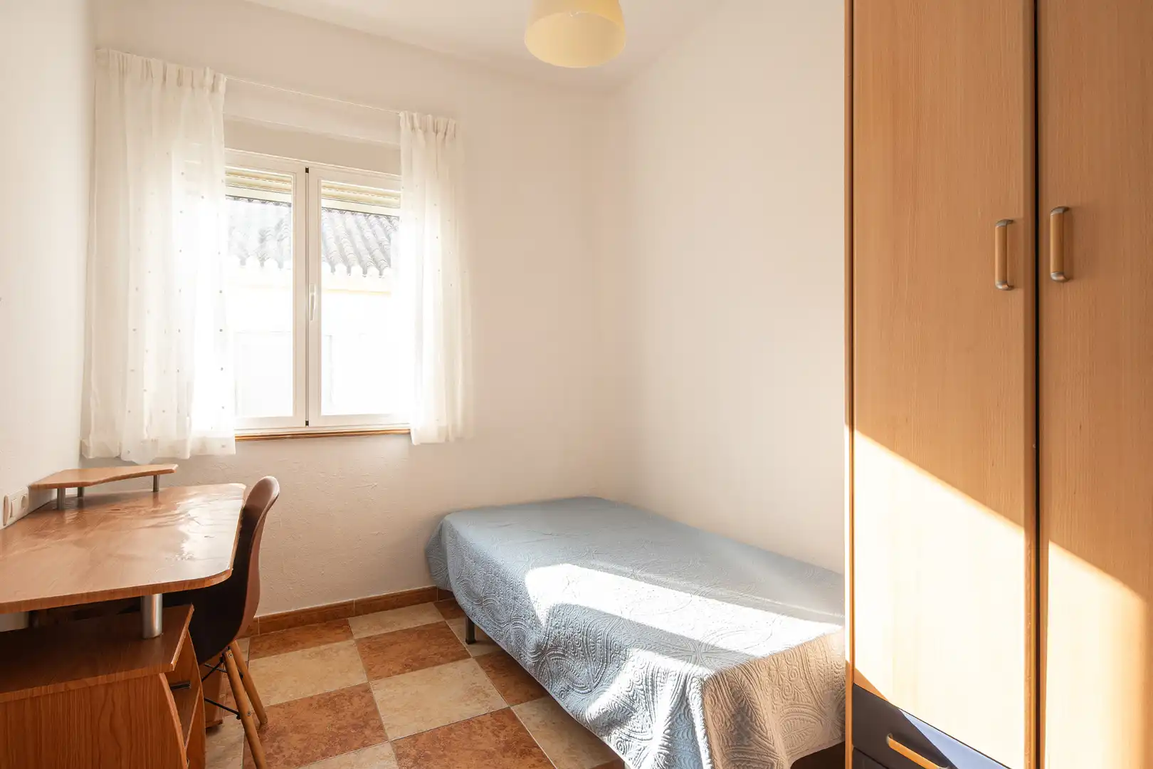 Schlafzimmer von Wohnung zum Verkauf in Granada mit Parkett, Möbliert und Ofen