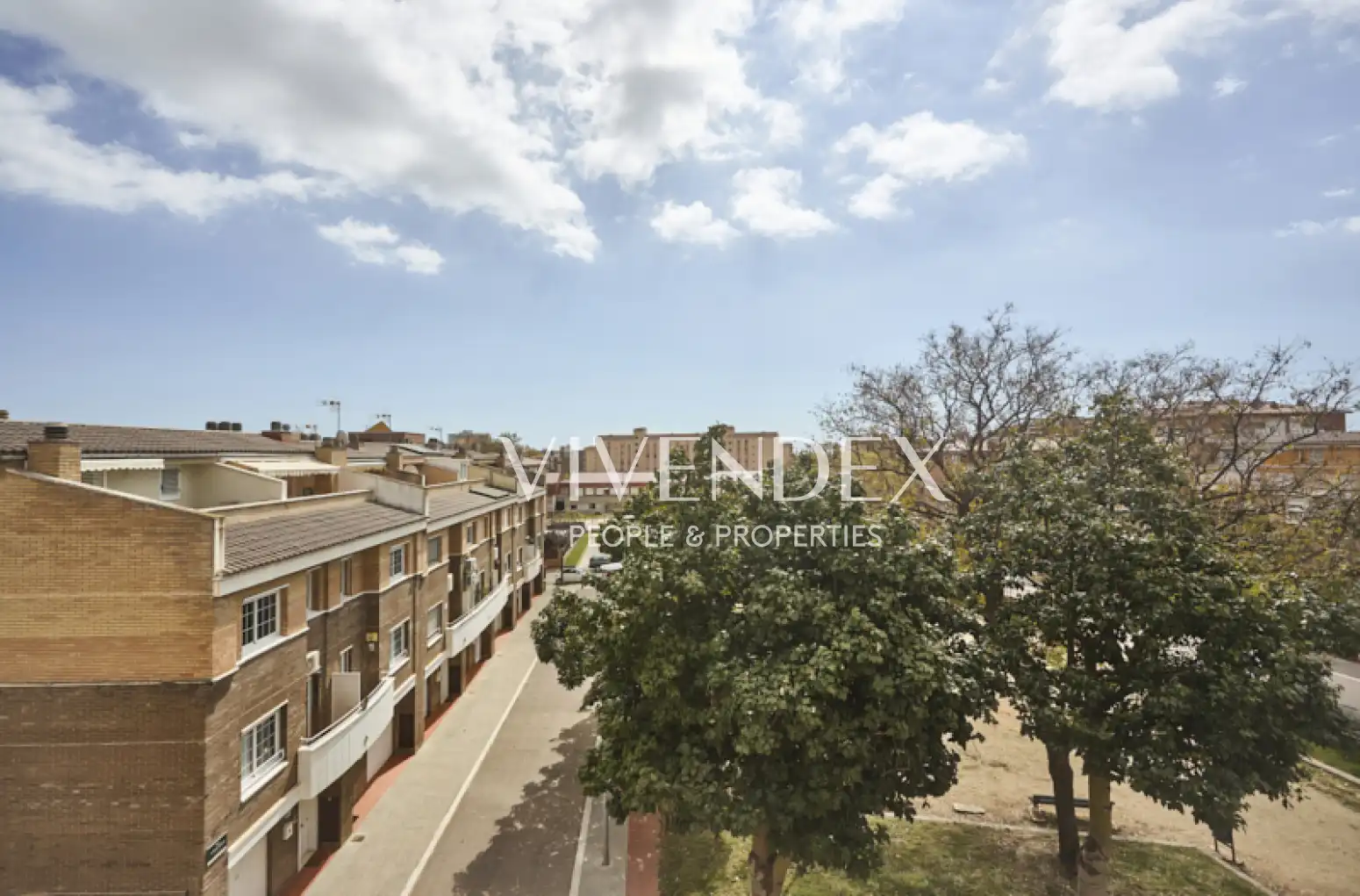 Vista exterior de Casa adosada en venta en Viladecans con Calefacción, Jardín privado y Terraza