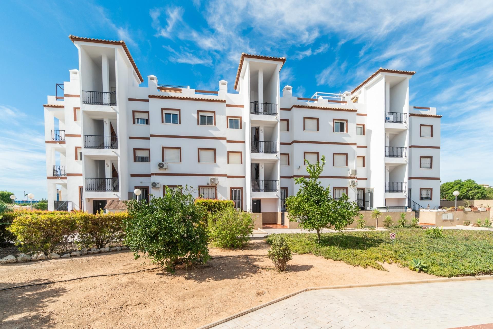 Vista exterior de Àtic en venda en Orihuela amb Aire condicionat, Terrassa i Balcó