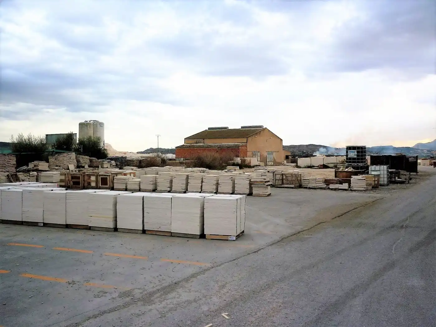Vista exterior de Nave industrial de alquiler en Monforte del Cid