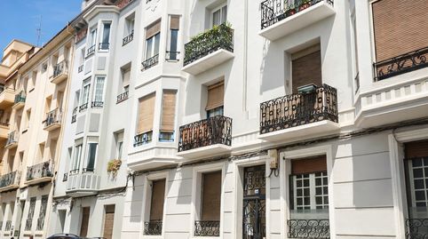 Vivienda en el centro, de cuatro habitaciones, baño, jardín y bodega