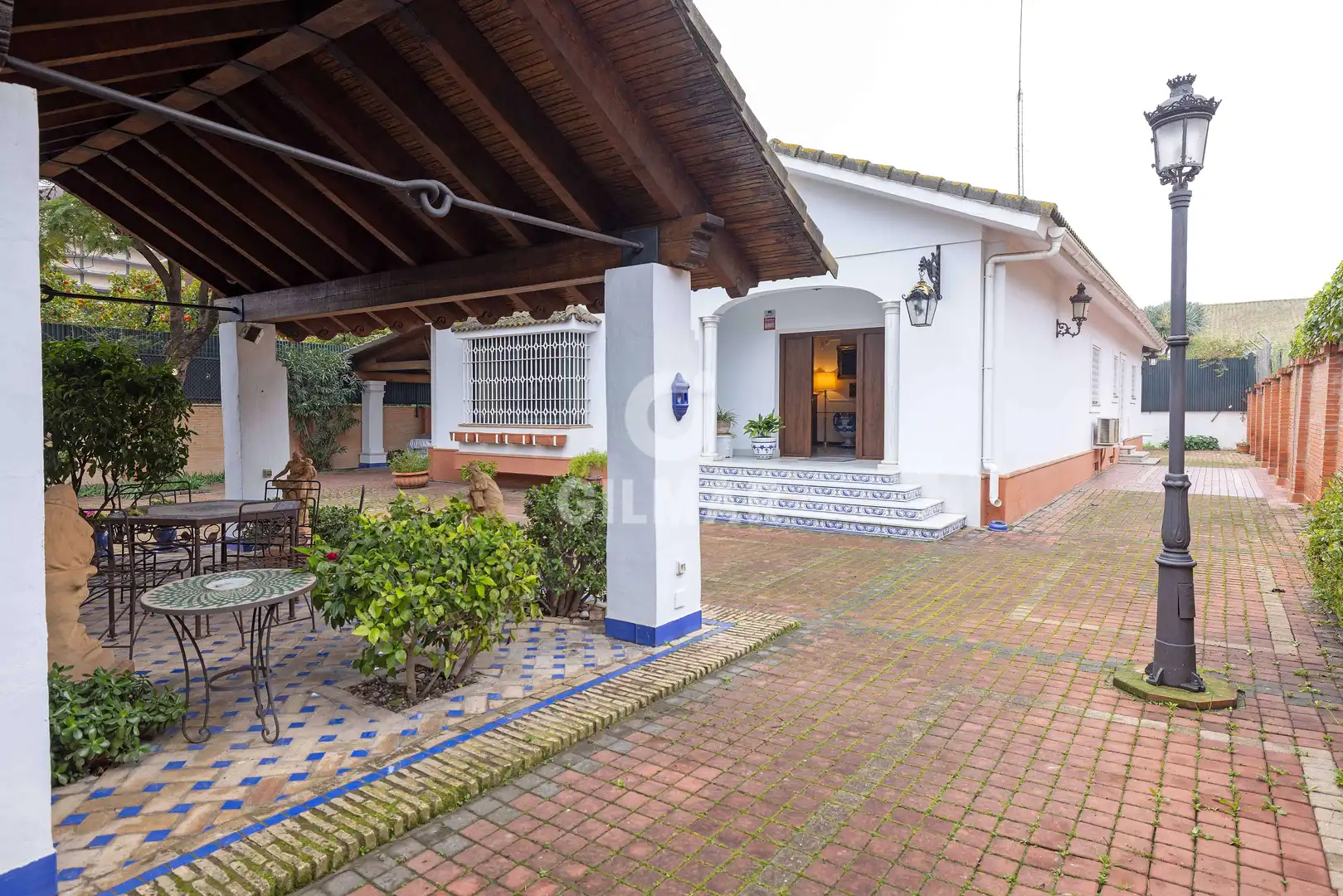 Vista exterior de Casa o xalet en venda en Sevilla amb Calefacció i Jardí privat