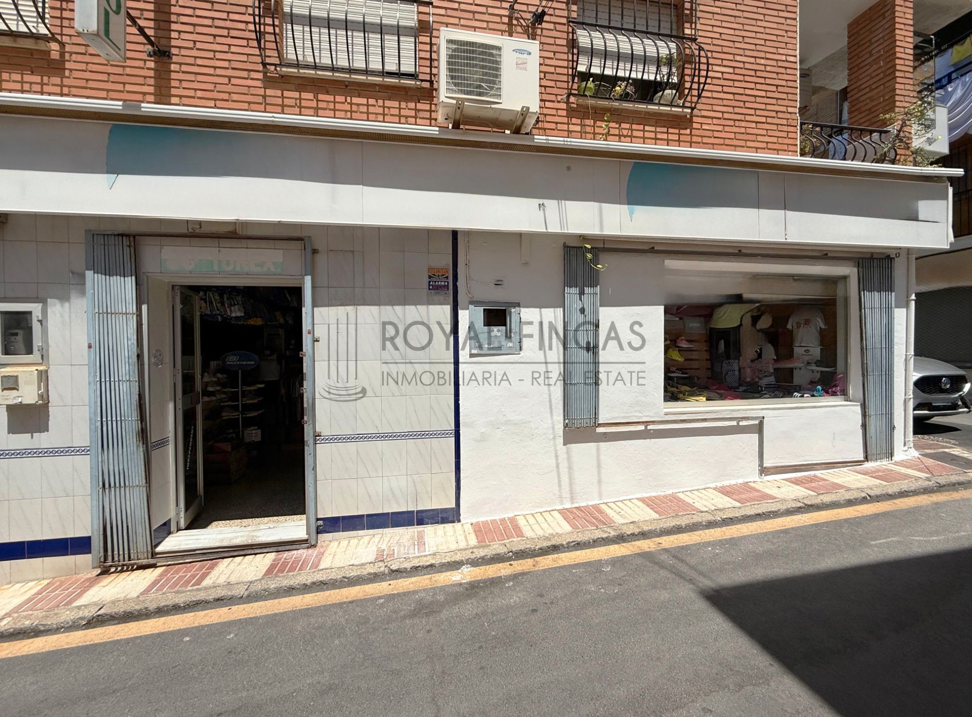 Vista exterior de Local en venda en Benalmádena amb Aire condicionat i Moblat