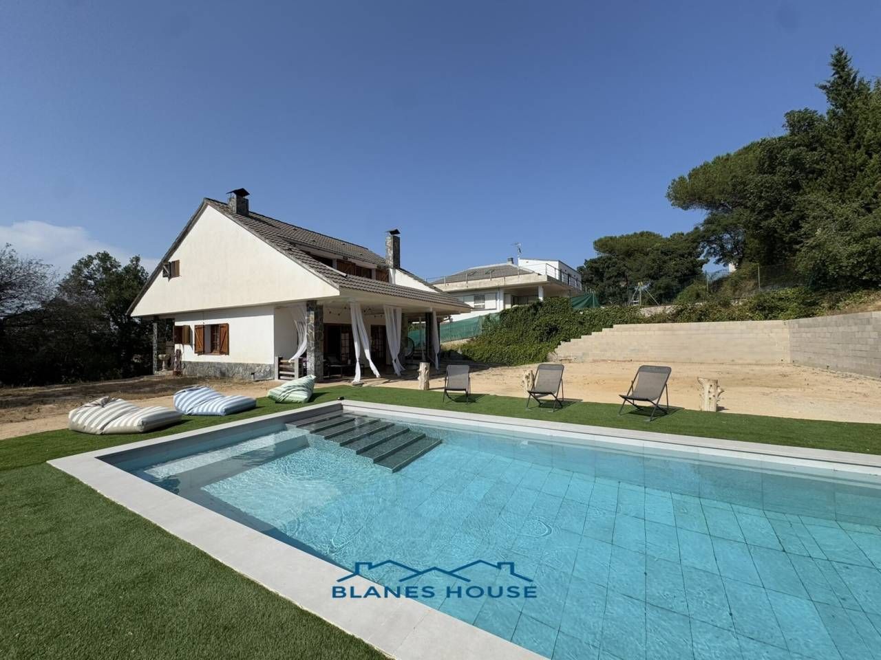 Vista exterior de Casa o xalet en venda en Vidreres amb Jardí privat, Terrassa i Piscina