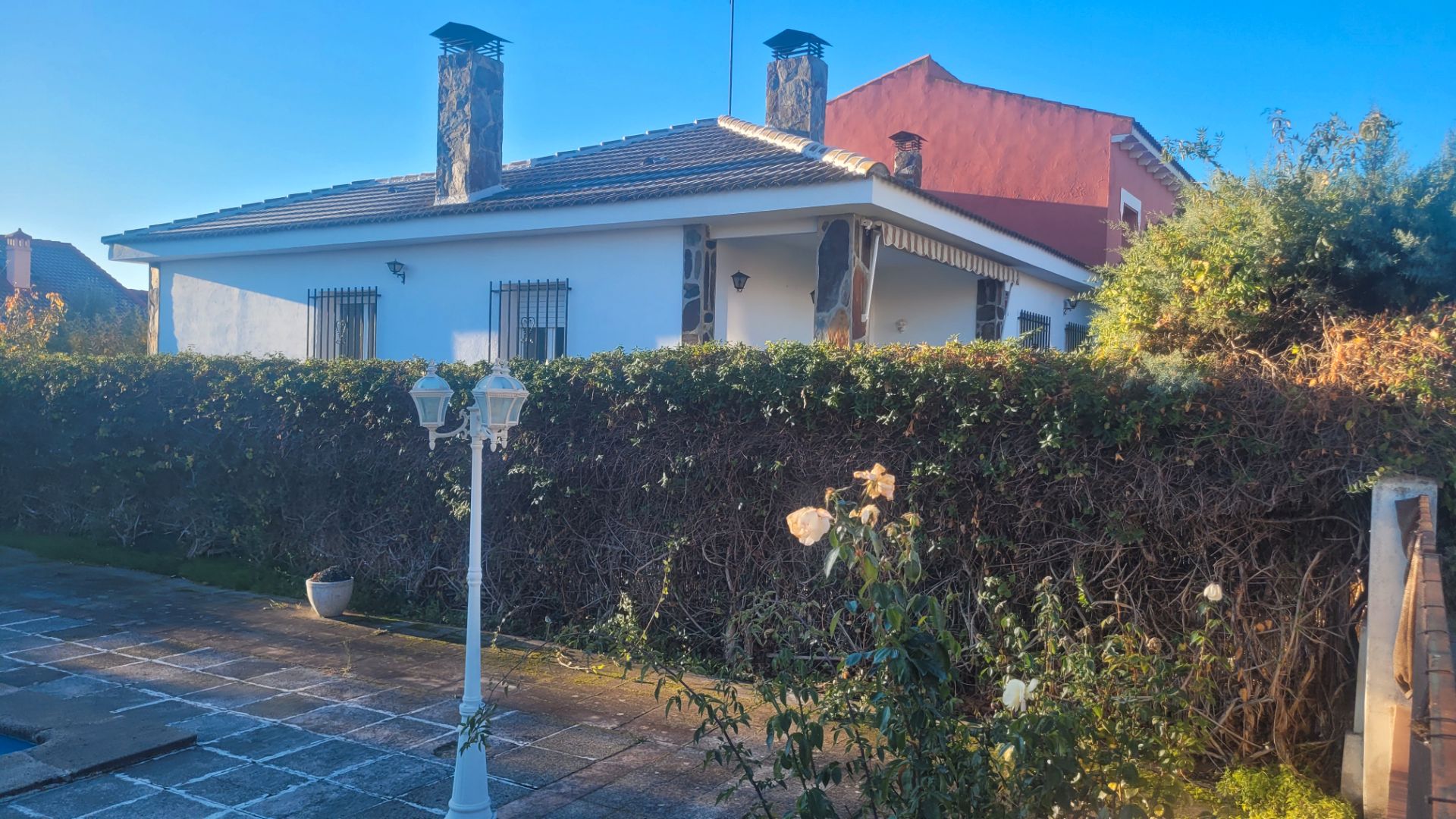 Vista exterior de Casa o xalet en venda en Villanueva de la Torre amb Calefacció, Jardí privat i Alarma